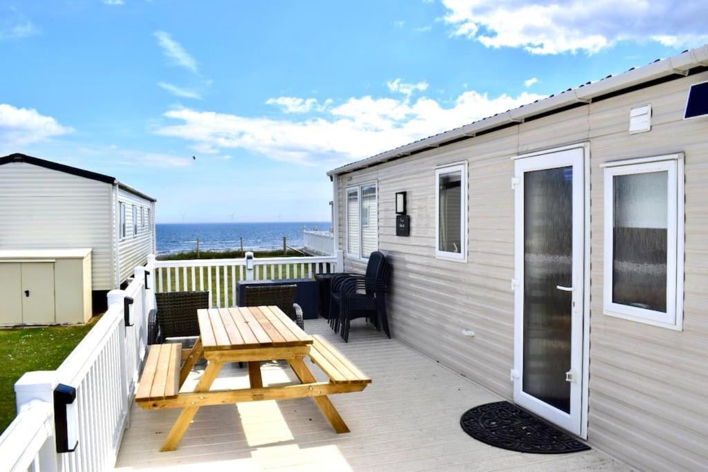 New Sea View Platinum Caravan With Huge Decking Ньюкасл-апон-Тайн Экстерьер фото